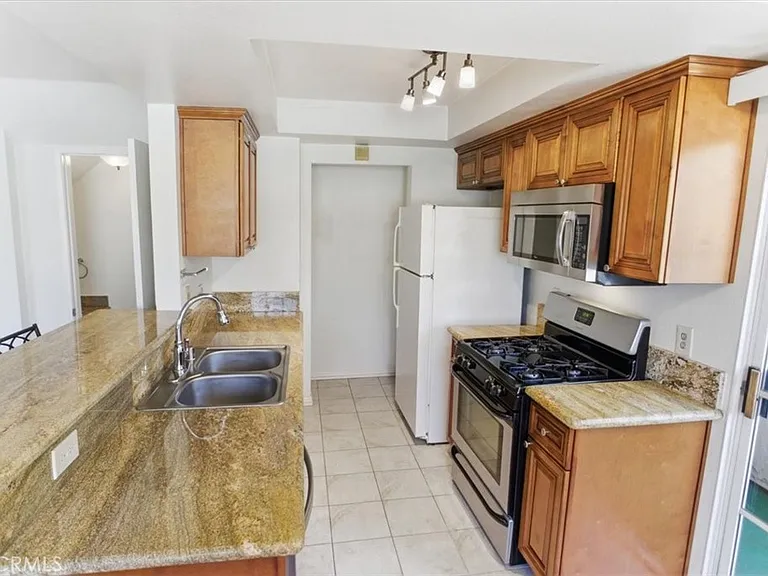 14727 Magnolia Blvd #110 — Photo 4