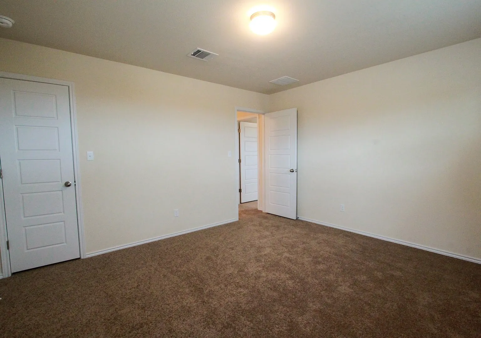 Spacious 3-Bedroom Home in University Park Villas Backing to Greenbelt! — Photo 1