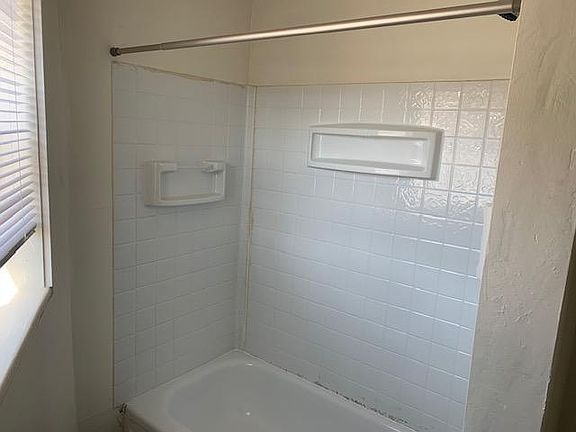 4th image of 23-27 Charlotte St #1