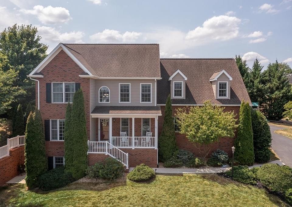 1st image of 127 Willow Dr