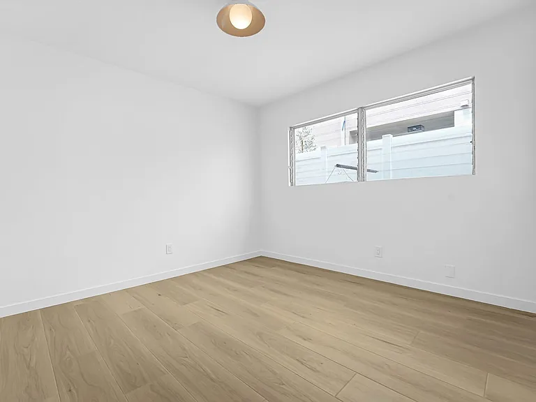 1241 9th St in Santa Monica. Steps to Wilshire Blvd! — Photo 19