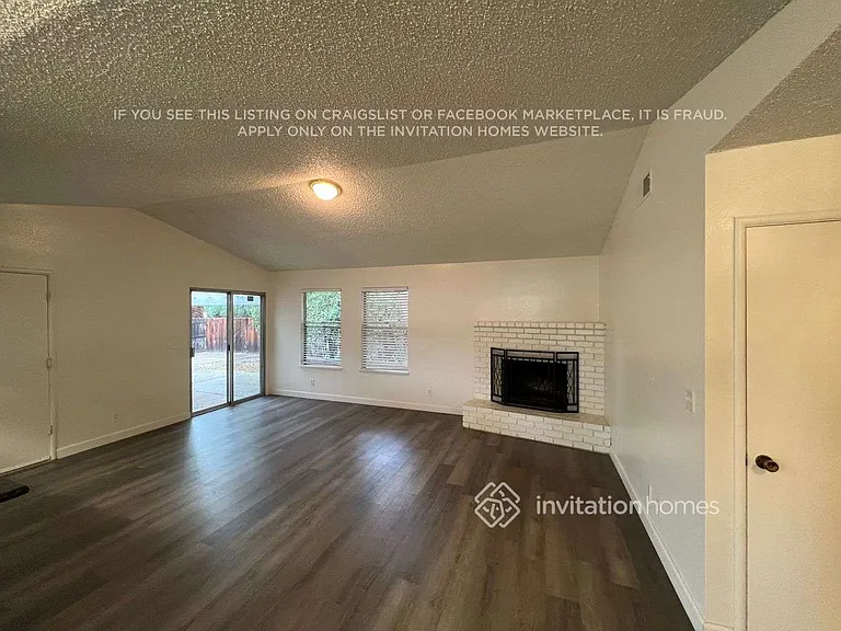 460 Pelican Pl — Photo 2