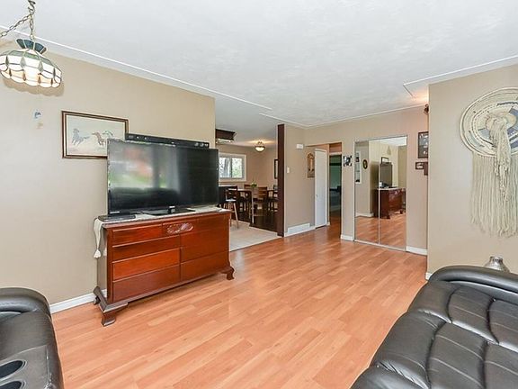 3rd image of 362 Victoria Rd N #1