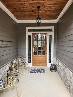 194 Yorkshire Ln — Photo 2