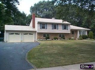 8 Bayberry Rd, Ewing, NJ 08618