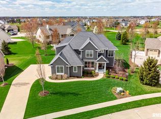 6524 Blackberry Ln, Bettendorf, IA 52722