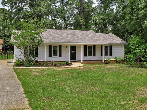 3rd image of 2511 Castlewood Dr