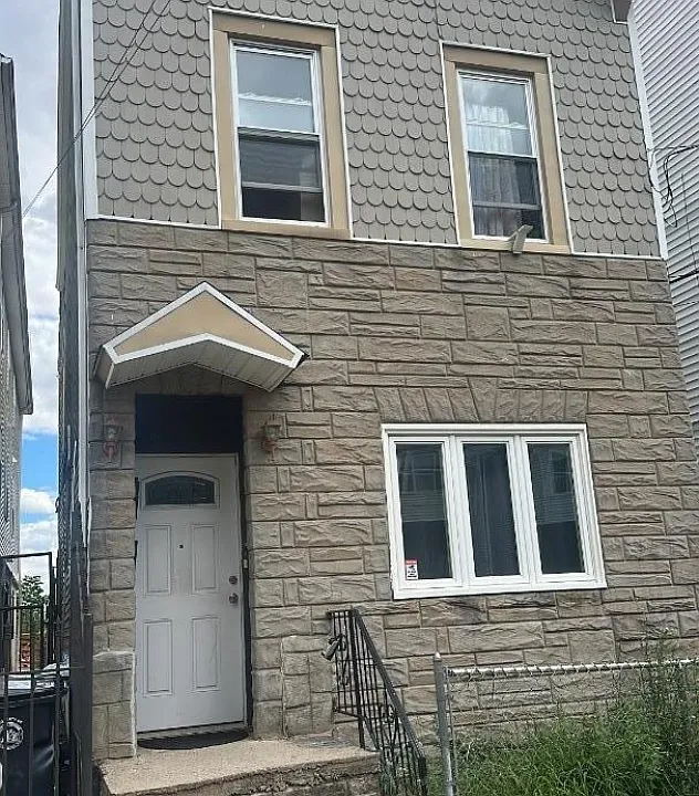 284 Hunterdon St #3
