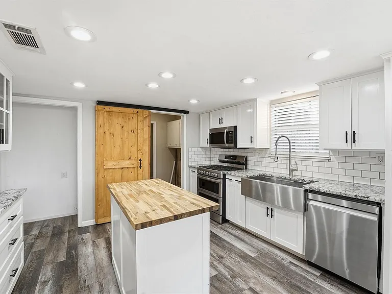 2408 Chelmsford Ct — Photo 7