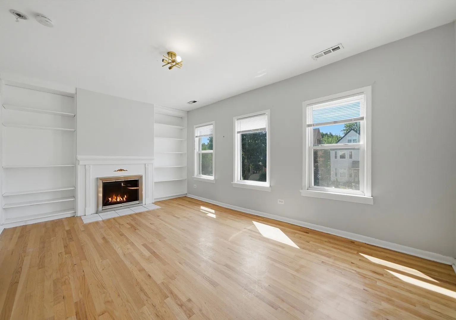 5 bed, 1400 sqft, $2,800 — Photo 3