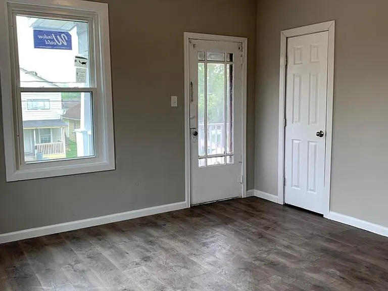 211 E Sterling St — Photo 2