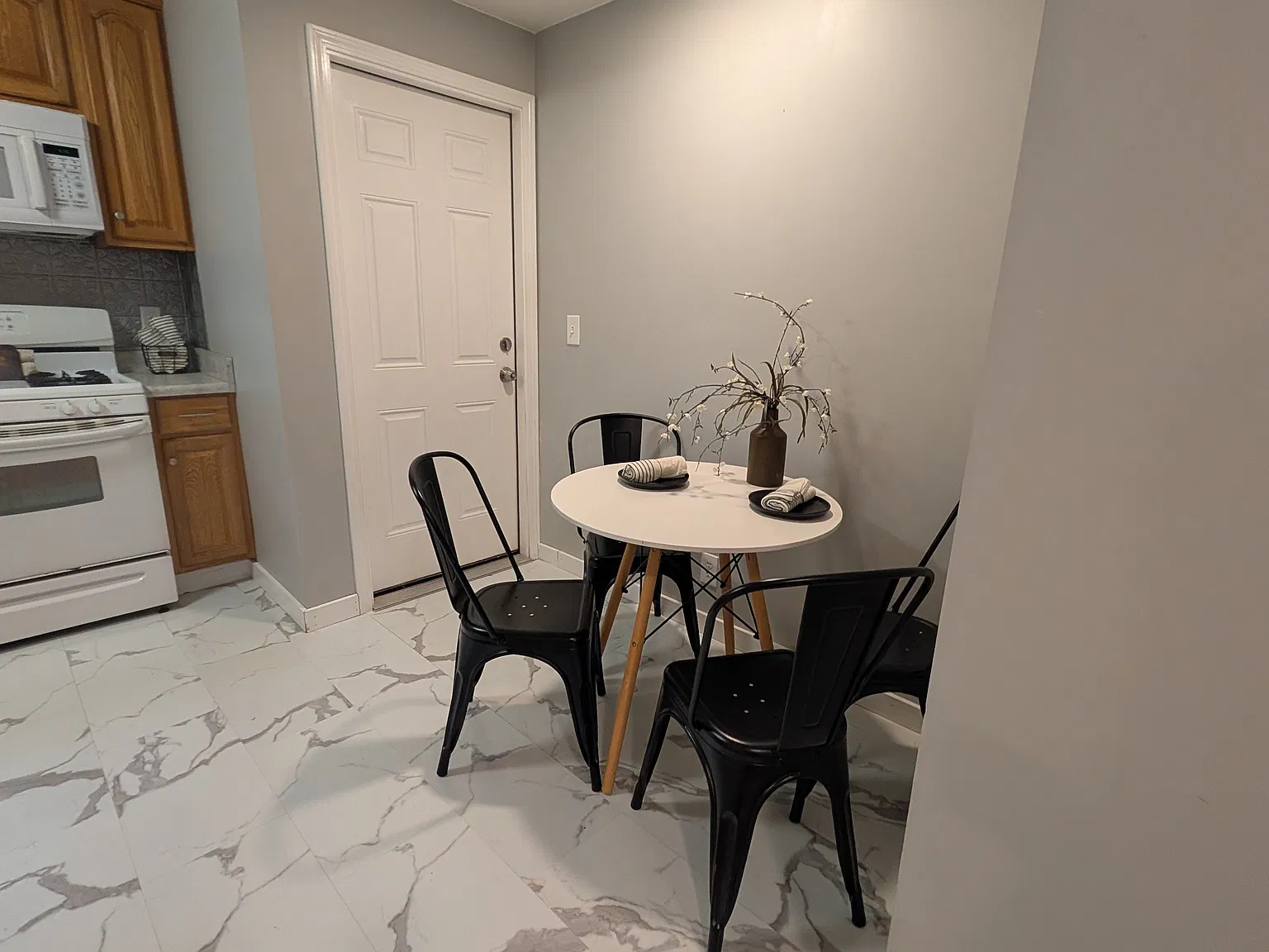 3 bed, 936 sqft, $1,490 — Photo 4
