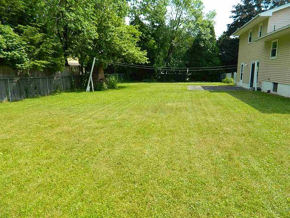 2nd image of 4 Birch Ln