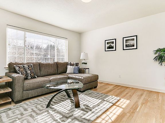 4th image of 418 W Village Ln