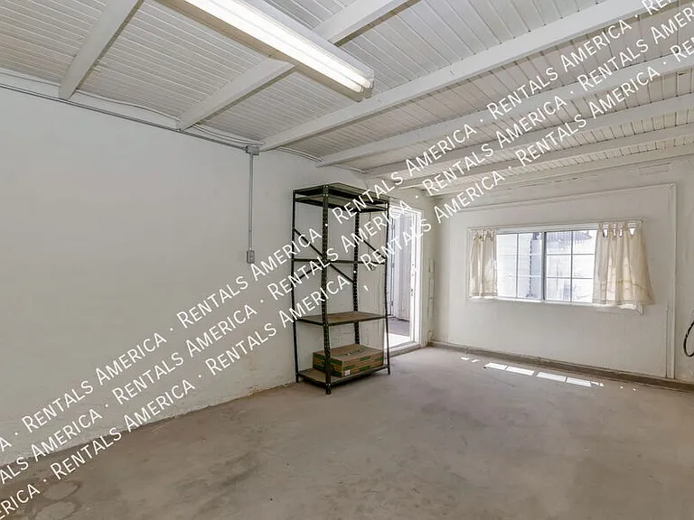 1119 E Silver St — Photo 21