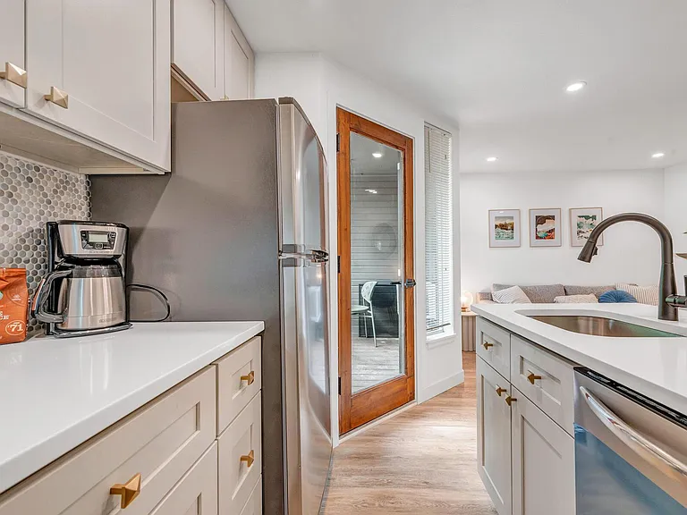 910 Portland Pl #13 — Photo 7