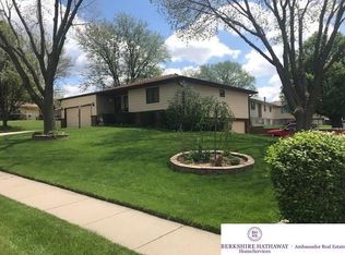 3821 Barretts Dr, Bellevue, NE 68147
