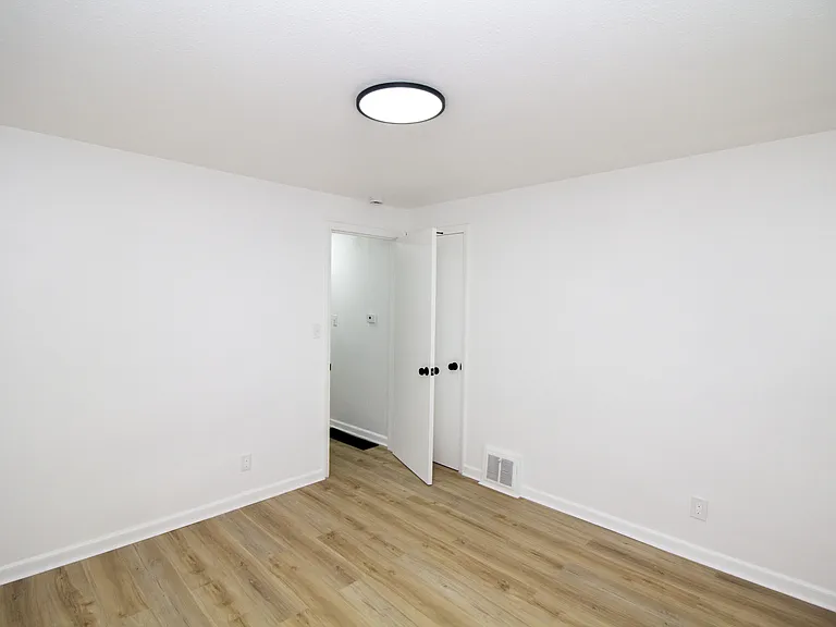 9107 Charlotte St — Photo 9
