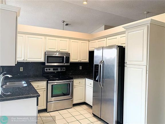 4th image of 10621 NW 32nd St