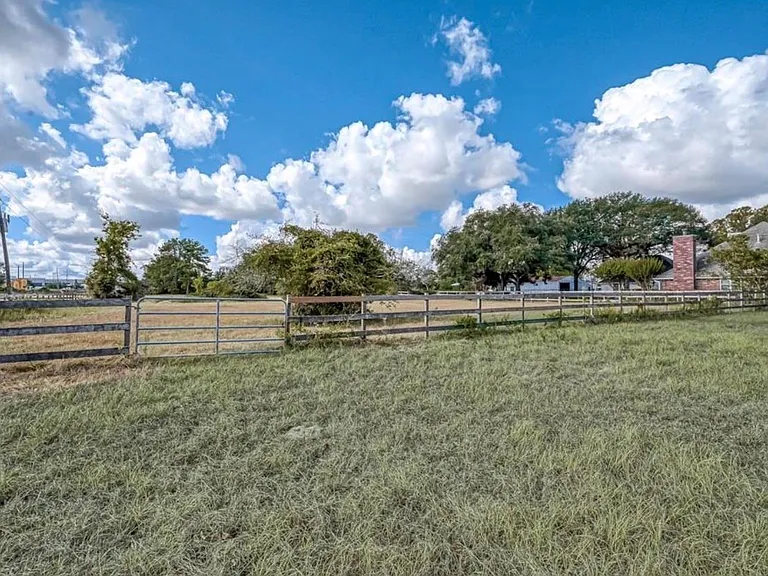 17303 Swansbury Dr — Photo 12