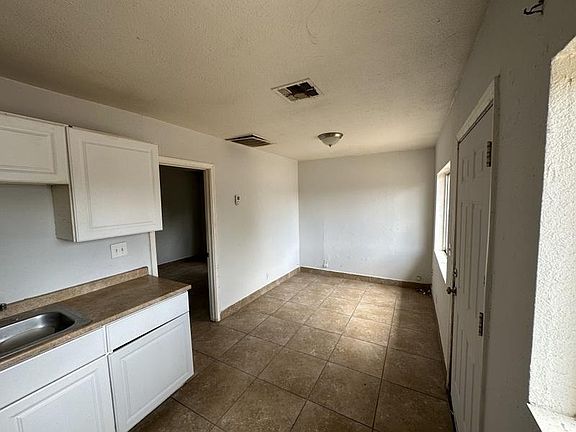 4th image of 1834 E Yale St #1