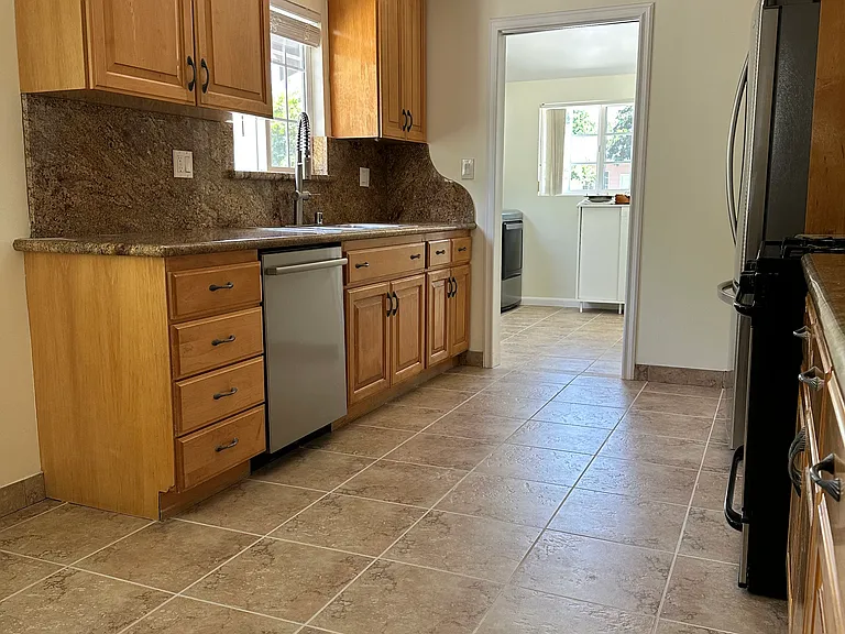 14552 Runnymede St — Photo 37