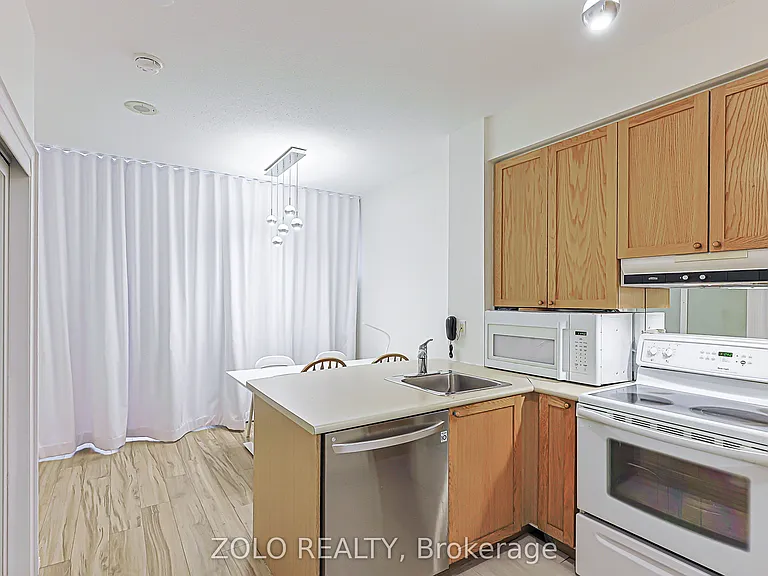 555 Yonge St #804 — Photo 14