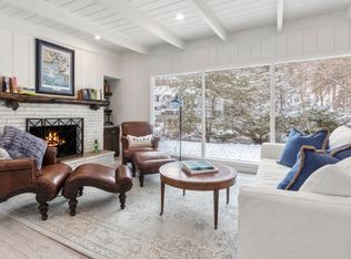 360 S Lwr Gardens Rd, Fontana, WI 53125