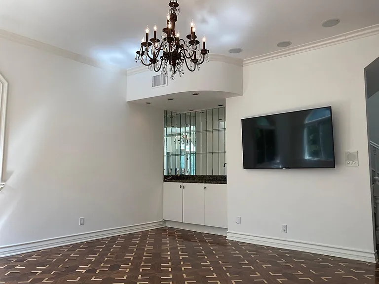 2334 Benedict Canyon Dr — Photo 9