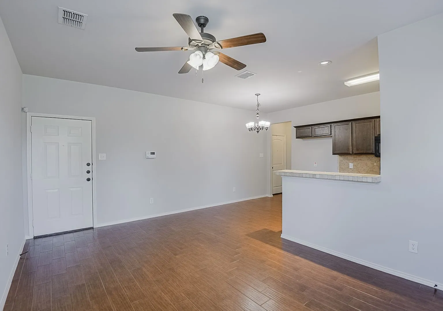 Beautiful 3 Bedroom, 2.5 Bath duplex located in Woodland Estates! — Photo 3