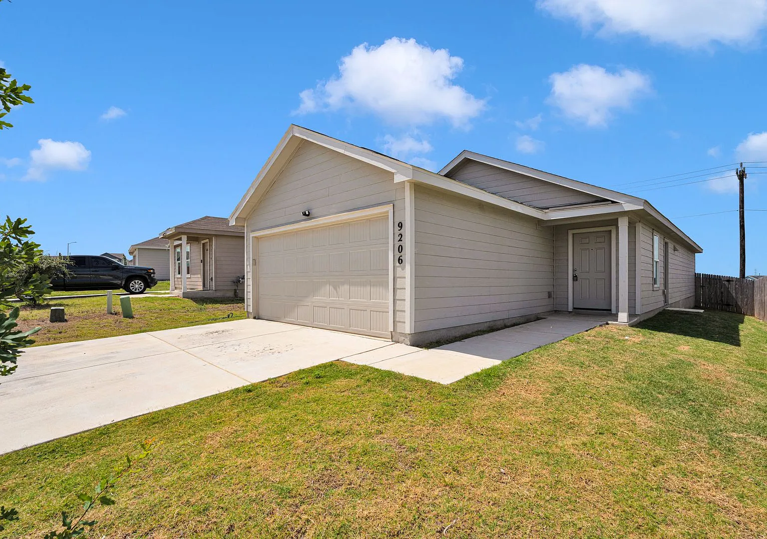 Beautiful Rental Home Located near 410 and Old Pearsall Rd. — Photo 1