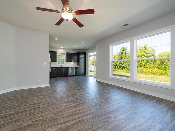 4th image of 2385 Ottawa Dr