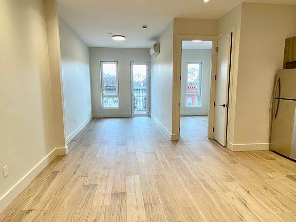 4th image of 1122 Rogers Ave APT 4R