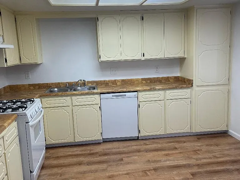 243 W Tulare Ave #C — Photo 8