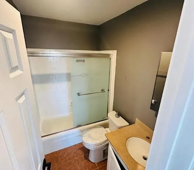 616 W 75th St #6 — Photo 2
