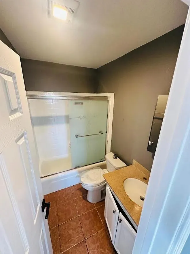 Building Photo - 616 W 75th St #6