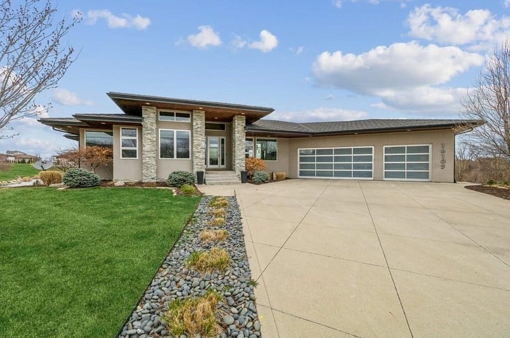 16105 Maple Dr, Urbandale, IA 50323 Zillow