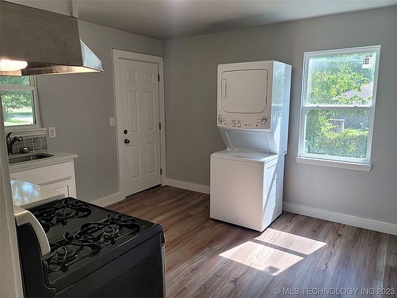 3rd image of 902 N Hodge St