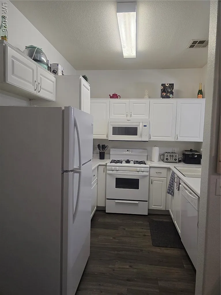 3 bed, 2.5 bath, 1320 sqft, $2,000 — Photo 3