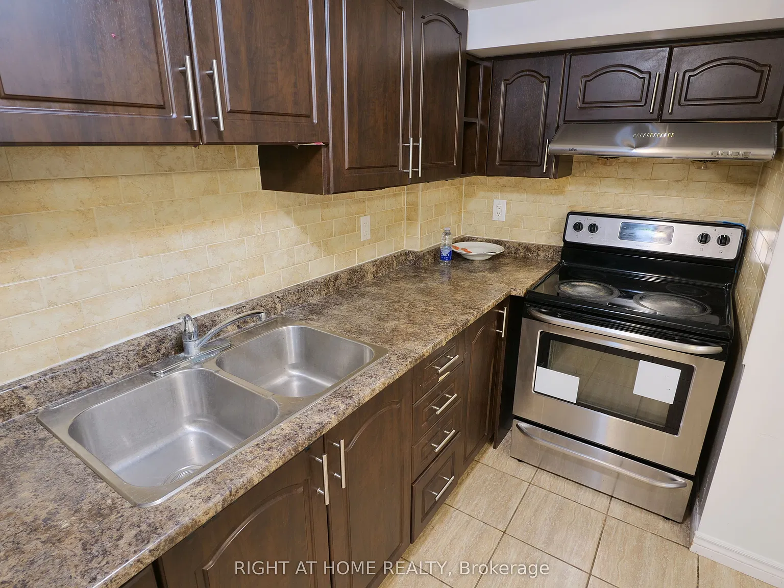 3 bed, $2,100 — Photo 4