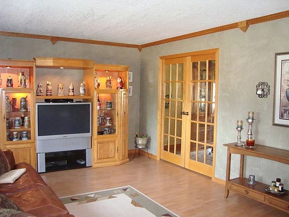 3rd image of 360 S Thames Ct