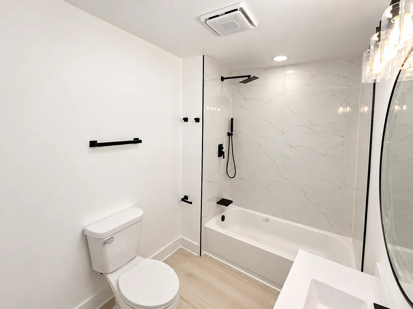 Remodeled Single Family House in Walking Distance of Mount Carroll — Photo 3