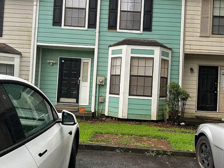 1030 Thorn Woode Ln — Photo 1