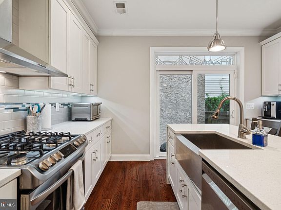 4th image of 224 W Wildey St