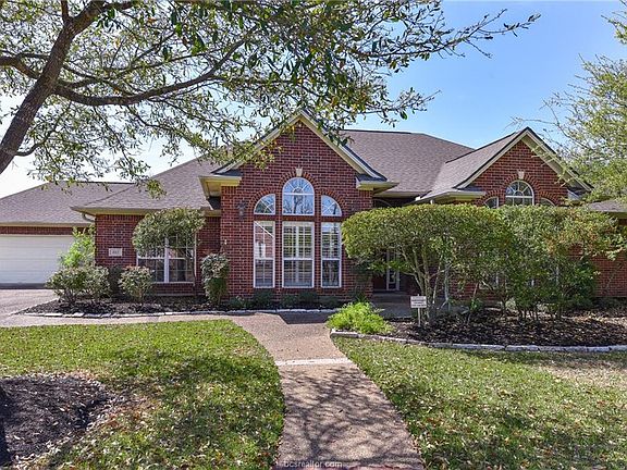 3rd image of 812 Royal Adelade Dr