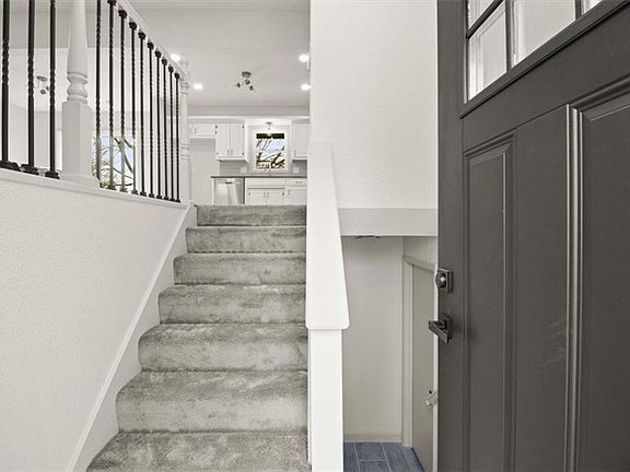 4th image of 504 NW Chateau Dr