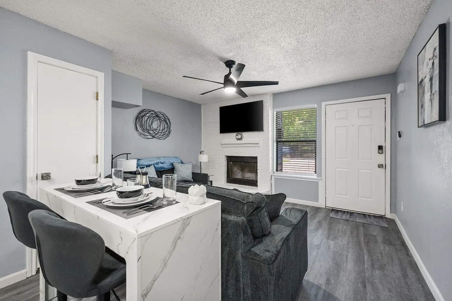 2 bed, 1.0 bath, 979 sqft, $4,726 — Photo 3