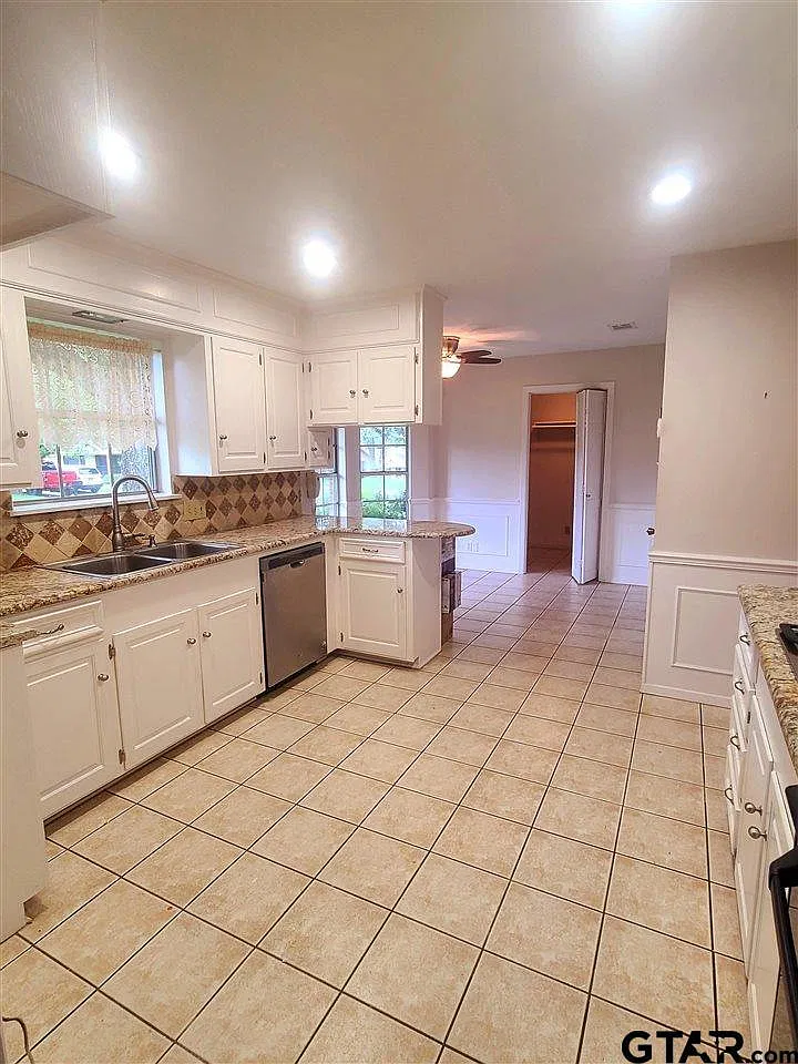 3 bed, 2000 sqft, $1,995 — Photo 3