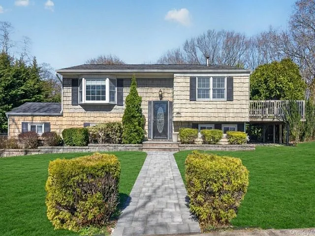 7 Phyllis Dr — Photo 1