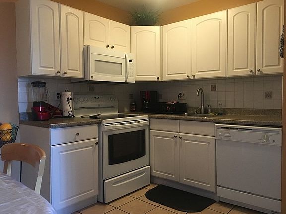 3rd image of 79 Nicholas Rd APT H